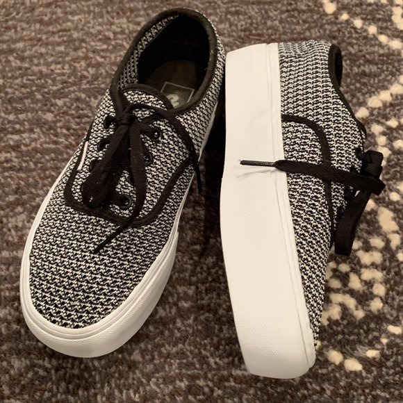 Vans Shoes - 🤍🖤Black and White Houndstooth Platform Vans, Mens 7/Women 8.5